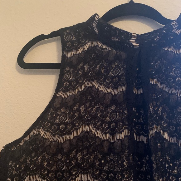 Lace Sleeveless Neck High Top - Picture 2 of 6